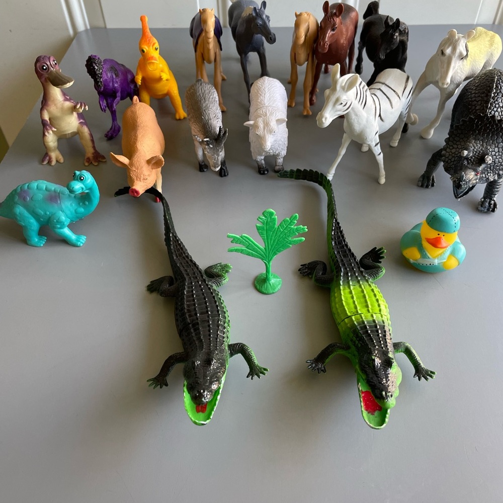 GUC Alligators, Dinosaurs, Horses + More Figure Play Set-11 pieces